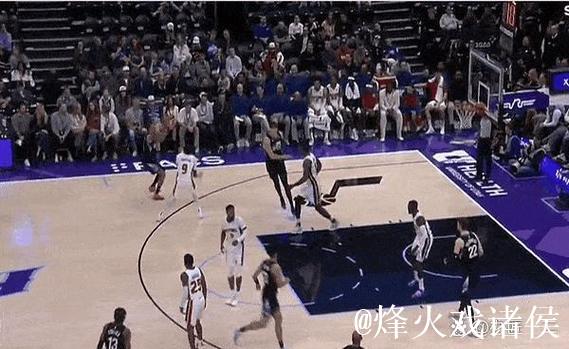 奥萨尔全场9投5中,得到12分6篮板1助攻2抢断2封盖 奥萨尔全场9投5中,得到12分6篮板1助攻2抢断2封盖